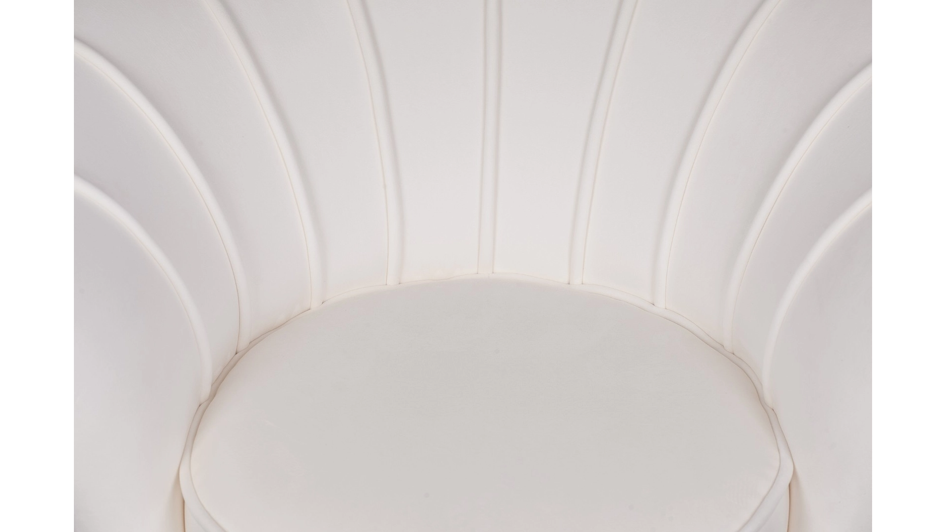 Кресло ракушка Pearl Beige на черных ножках в интерьере