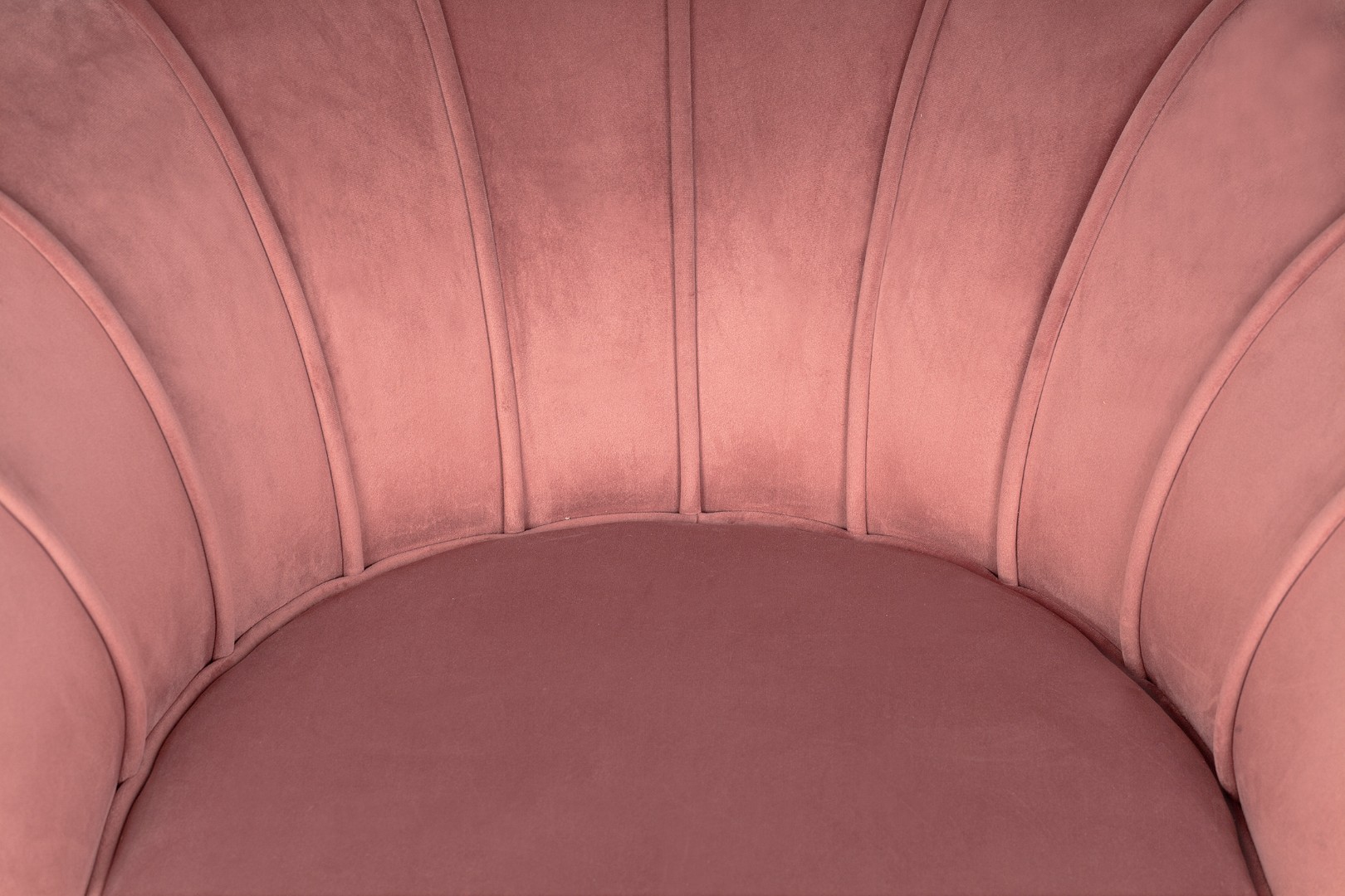 Низкое кресло ракушка Pearl Pink V3 в интерьере