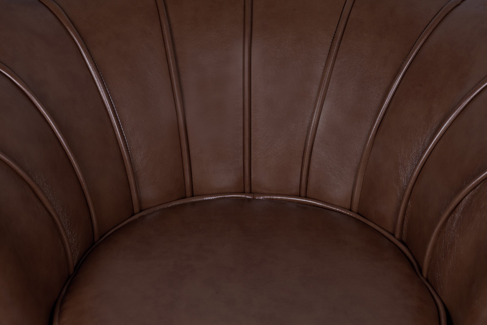 Низкое кресло ракушка Pearl Brown V2 в интерьере