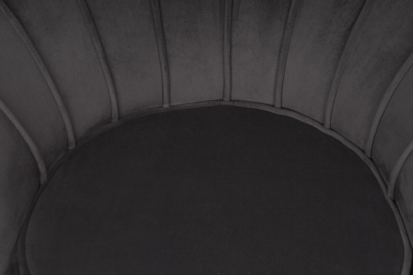 Низкое кресло ракушка Pearl черный на черных ножках в интерьере в Москве Низкое кресло ракушка Pearl черный на черных ножках в интерьере