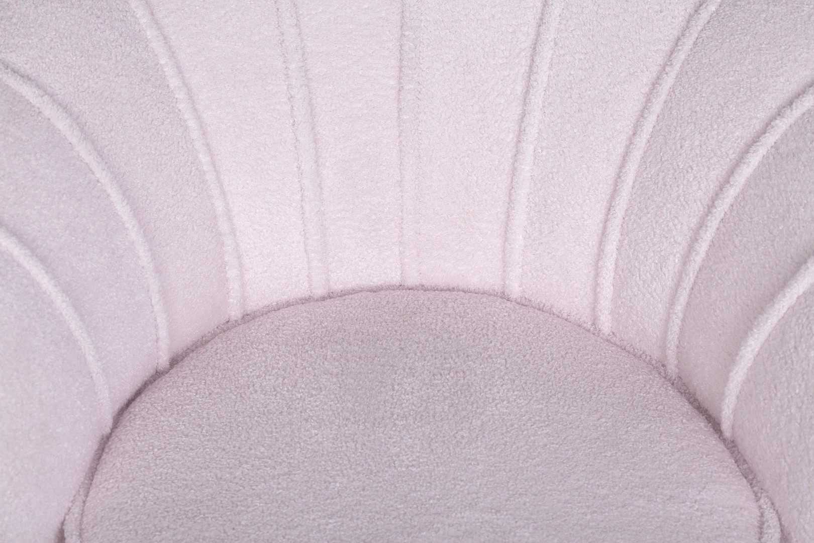 Низкое кресло ракушка Pearl Pink Boucle в интерьере