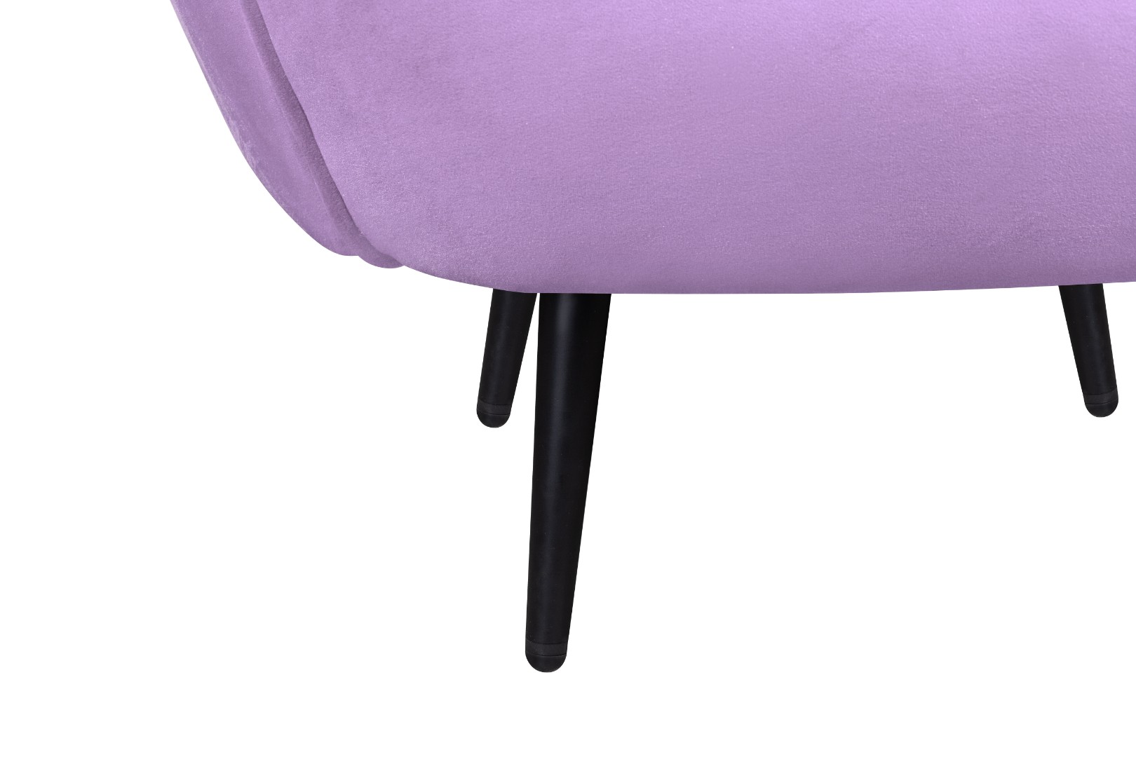 Мягкое кресло Benee Purple на черных ножках в интерьере