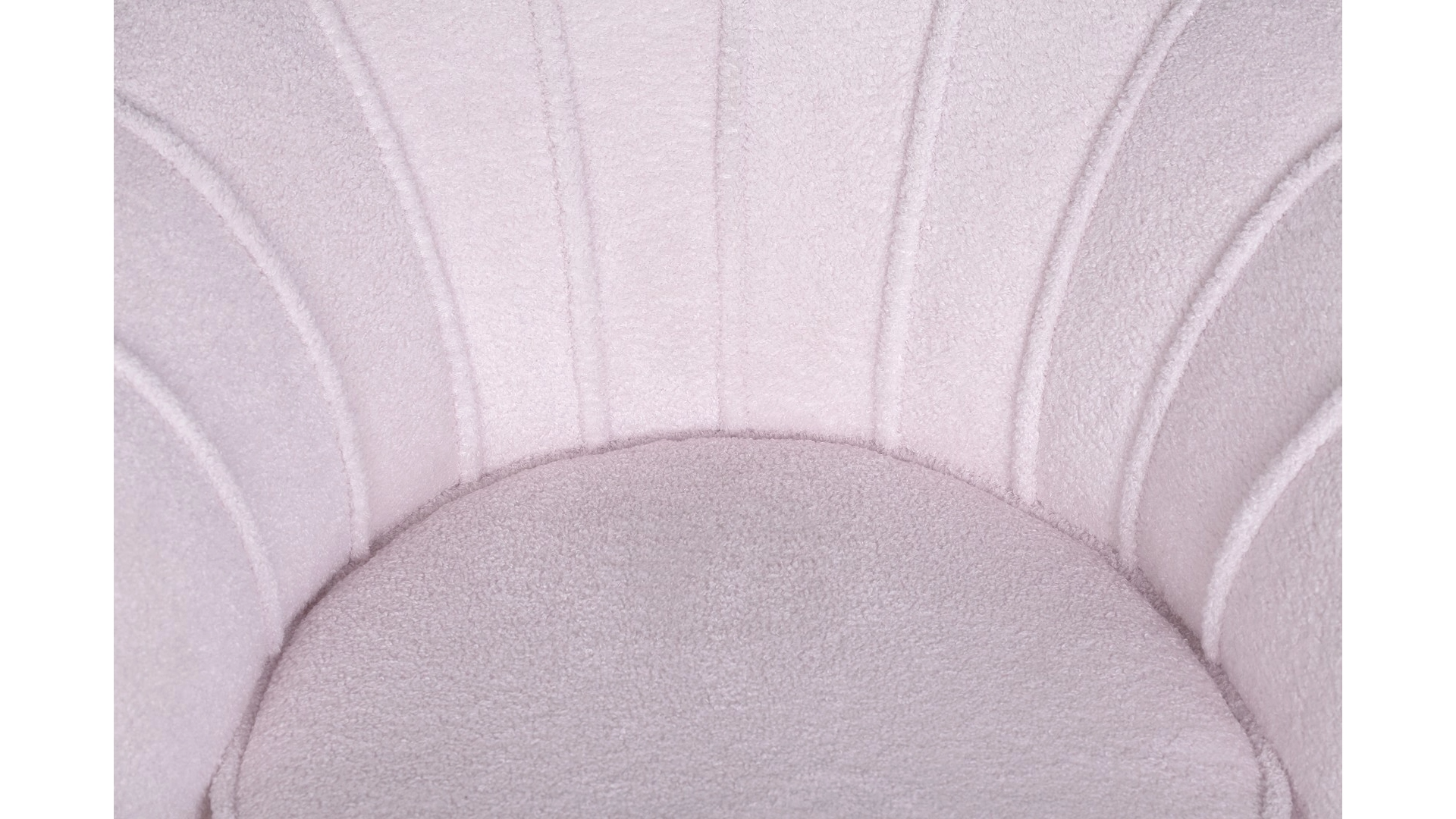 Низкое кресло ракушка Pearl Pink Boucle на черных ножках в интерьере в Москве Низкое кресло ракушка Pearl Pink Boucle на черных ножках в интерьере