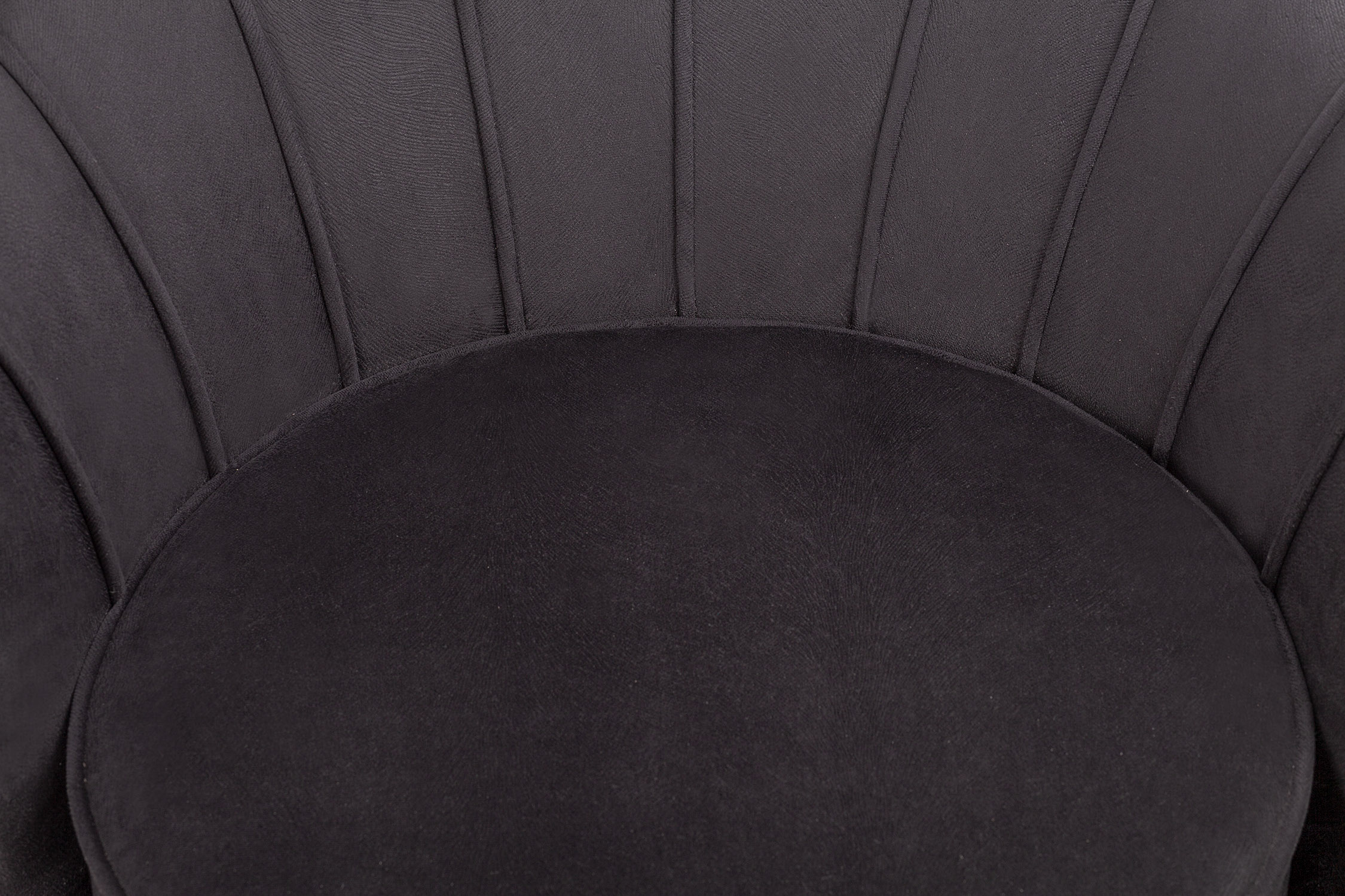 Низкое кресло ракушка Pearl Black в интерьере