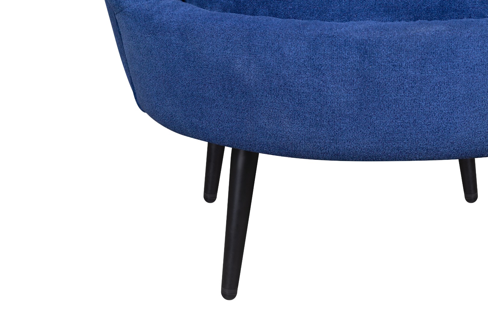 фото Низкое кресло ракушка Pearl синий на черных ножках в интерьере