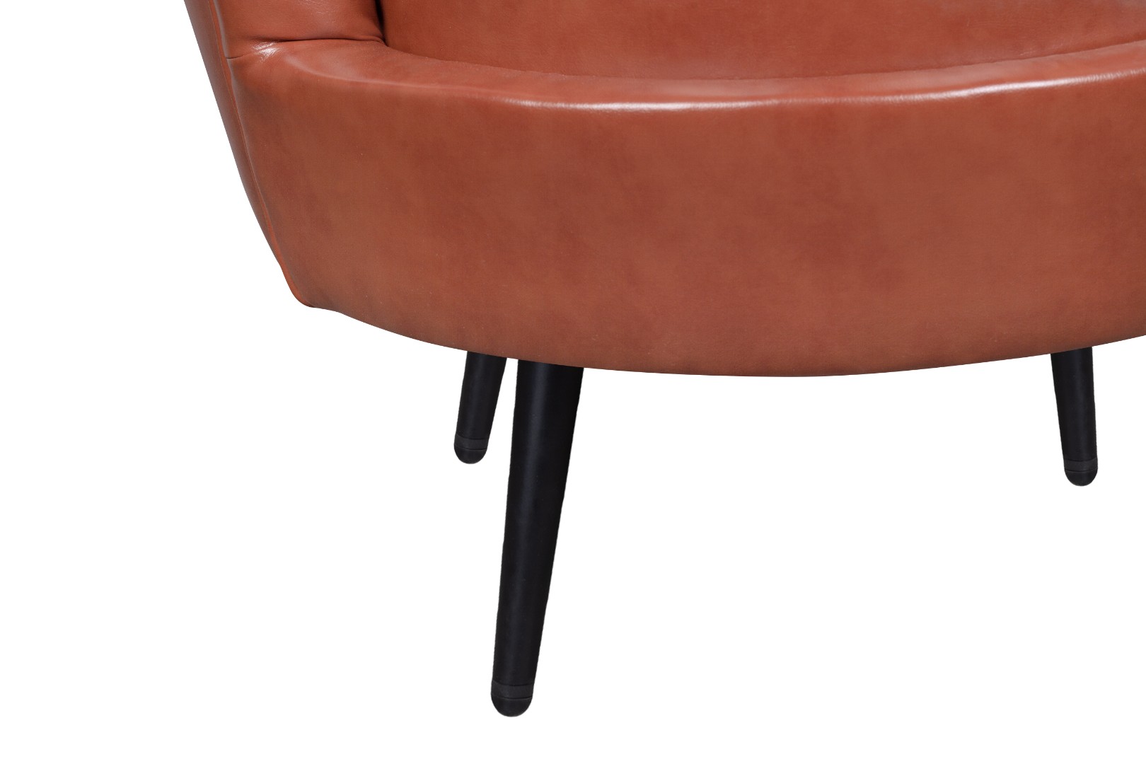 фото Низкое кресло ракушка Pearl Brown на черных ножках в интерьере