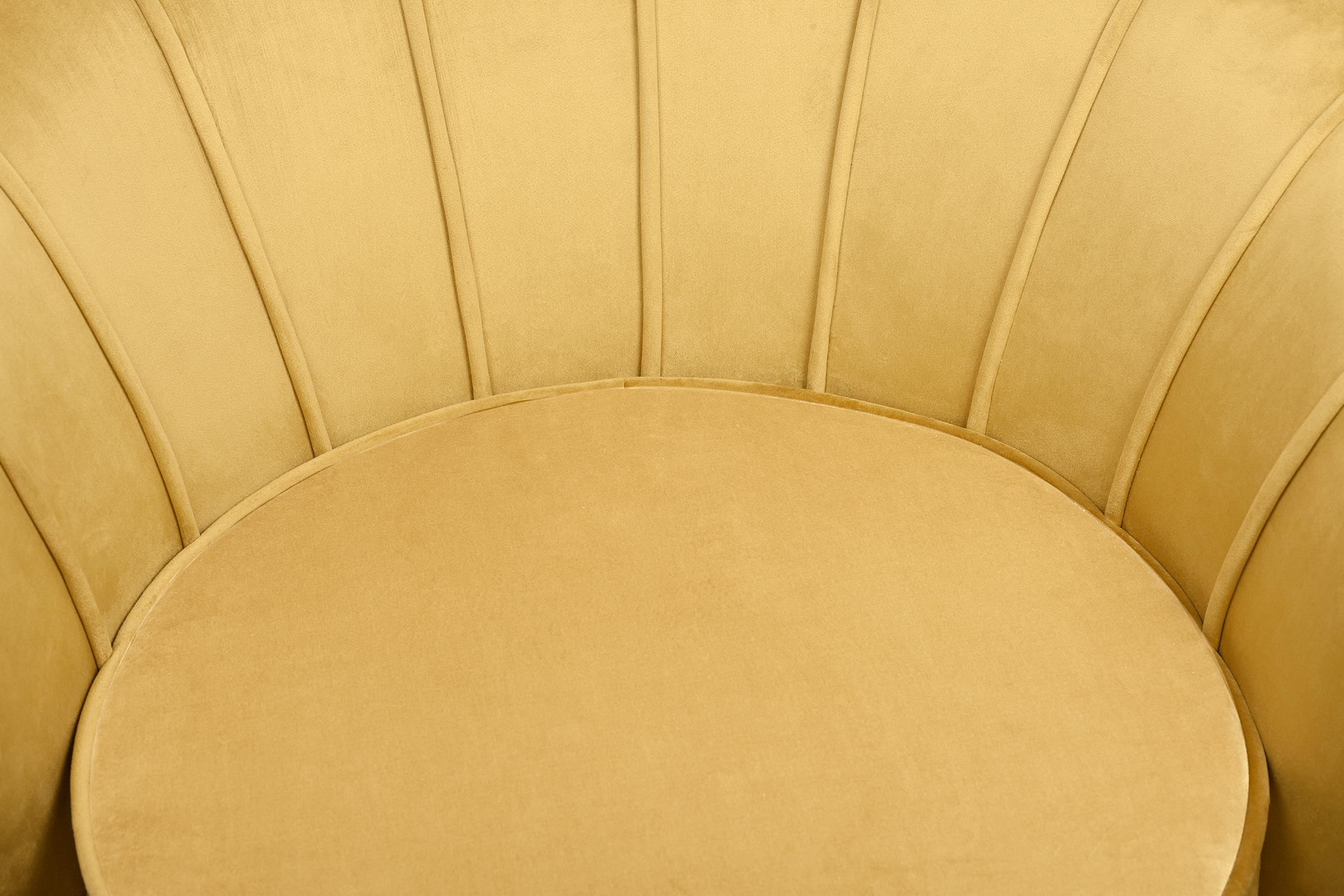 Низкое кресло ракушка Pearl Yellow в интерьере