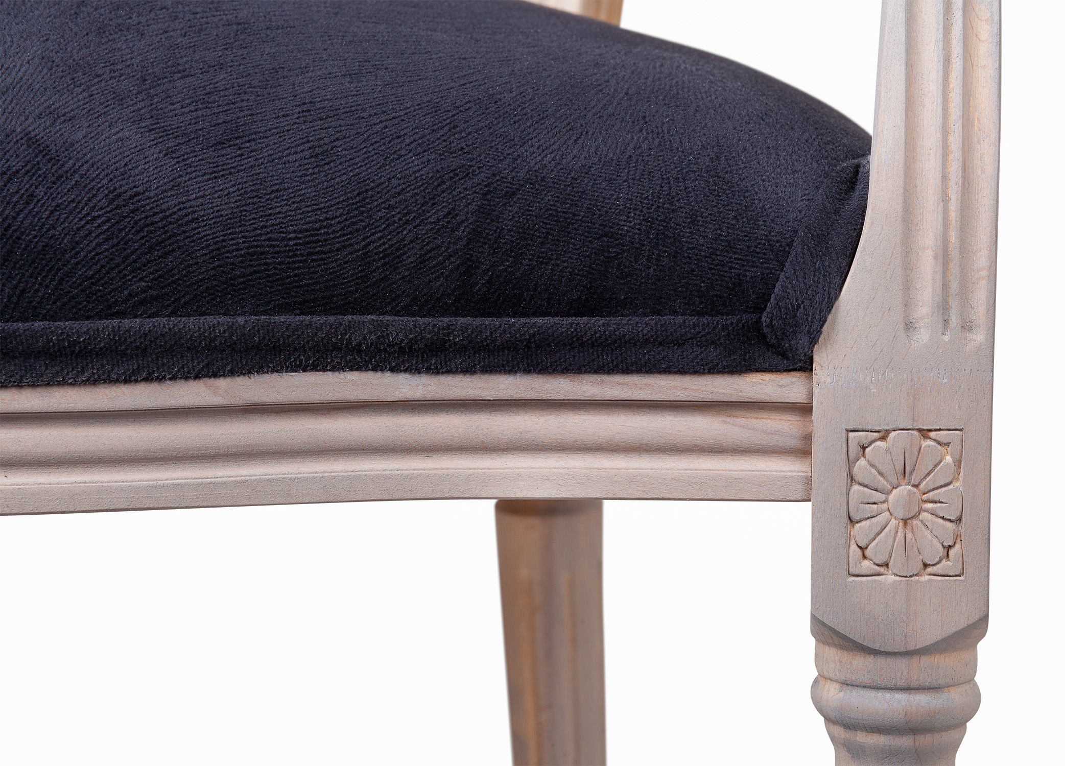 фото Мягкий стул с подлокотниками Delo Arm Black Velvet в интерьере