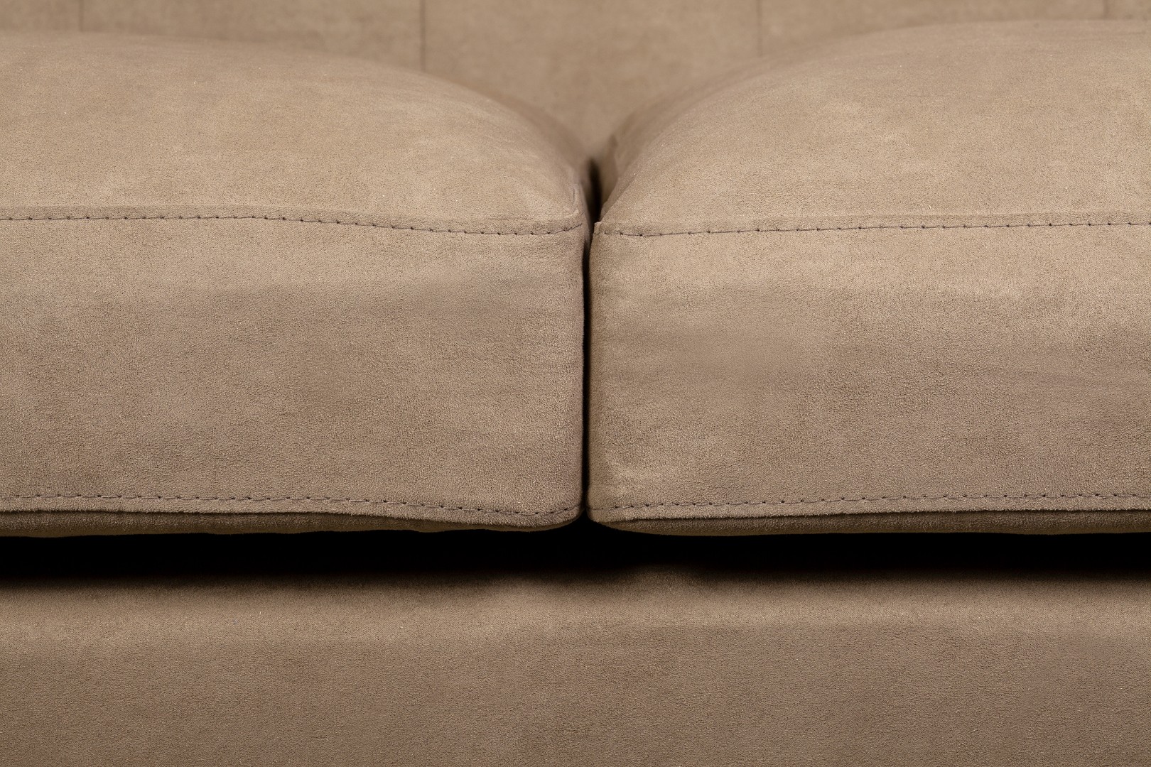 Диван скандинавский на ножках Uter коричневый в интерьере