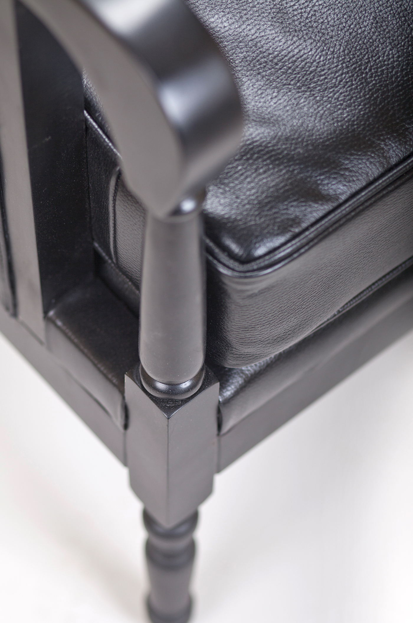 фото Классическое кресло Colin Black Leather