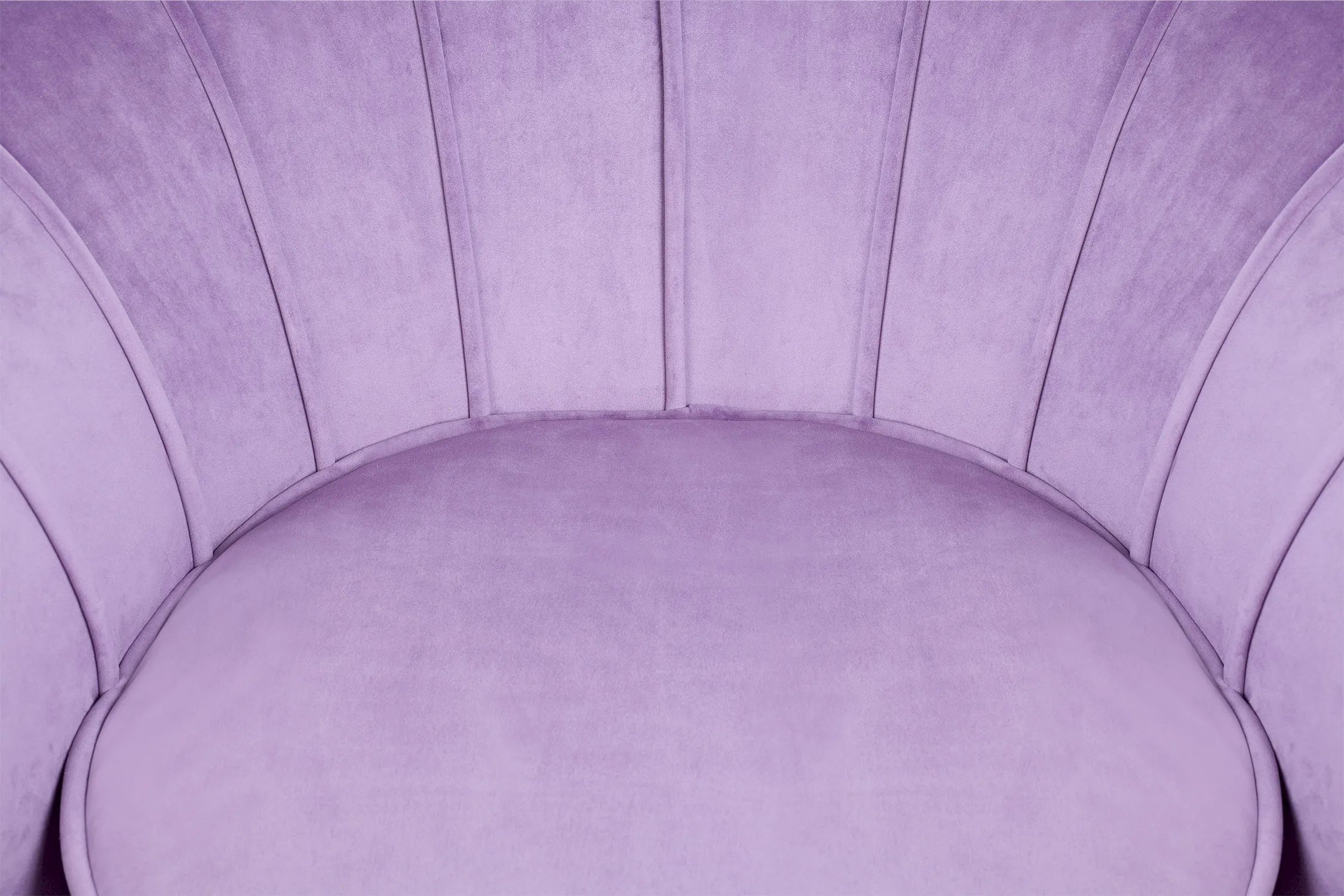 Низкое кресло ракушка Pearl Purple в интерьере