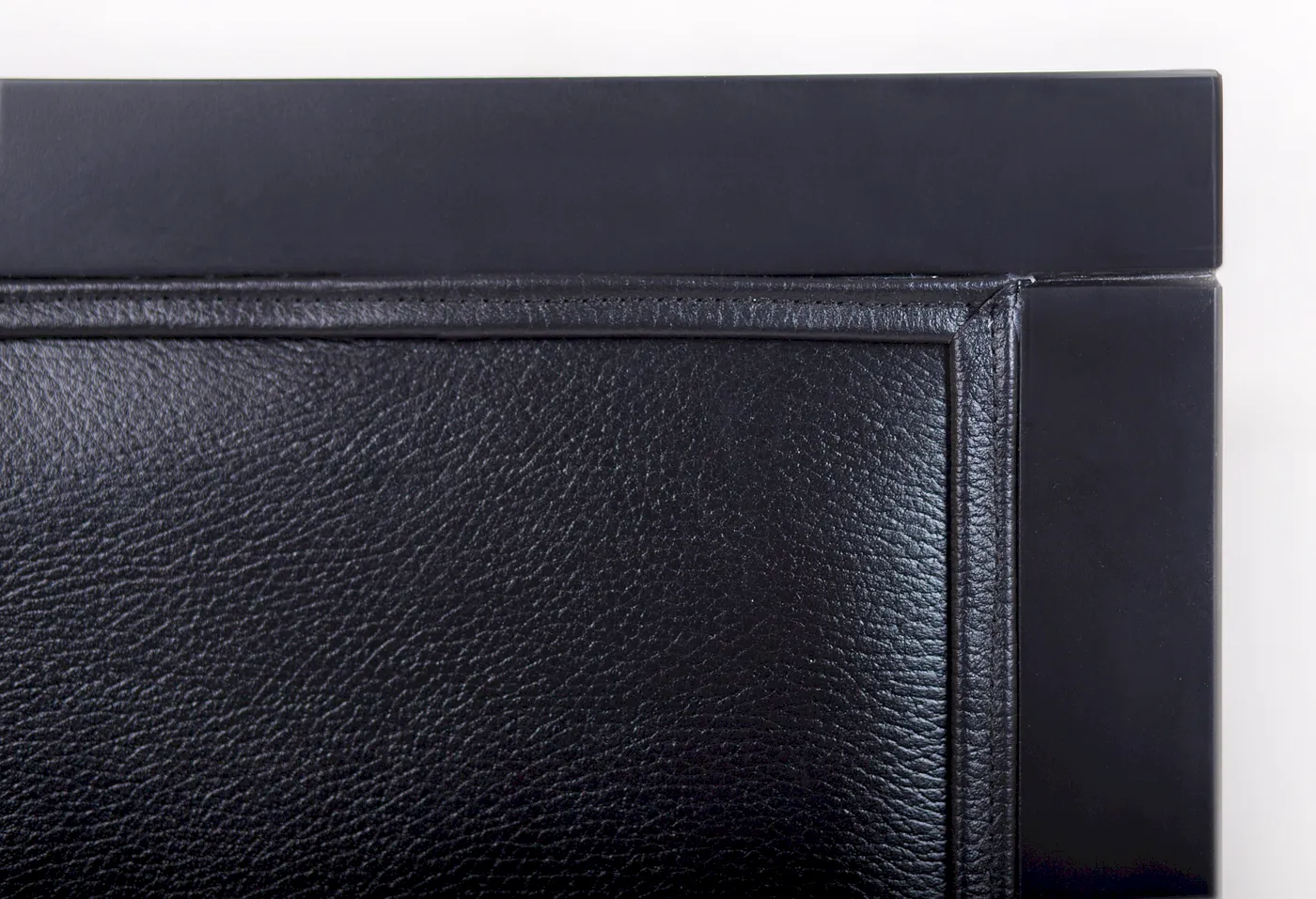 Классическое американское кресло Colin Black Leather в интерьере в Краснодаре