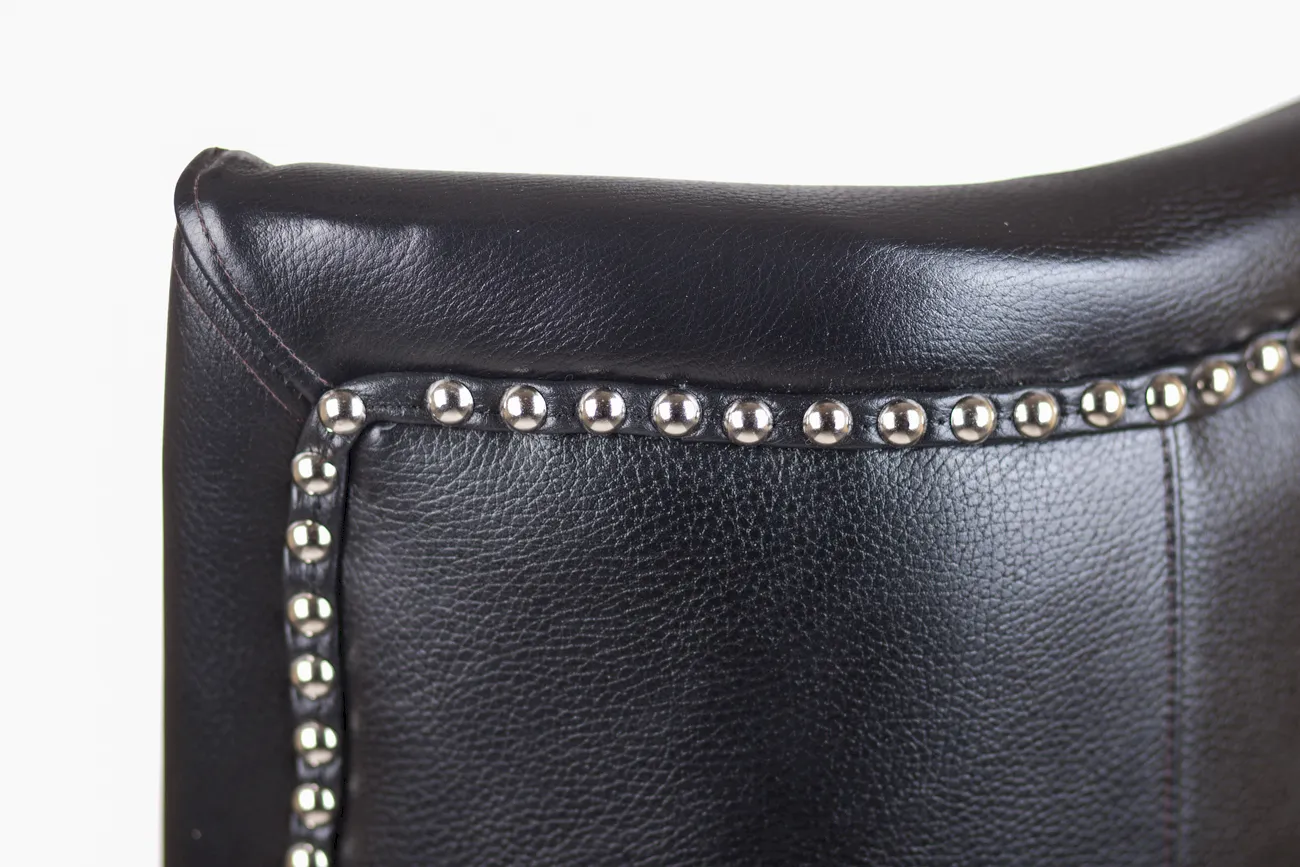 Кожаное кресло каминное Chester Black Leather в интерьере в Краснодаре
