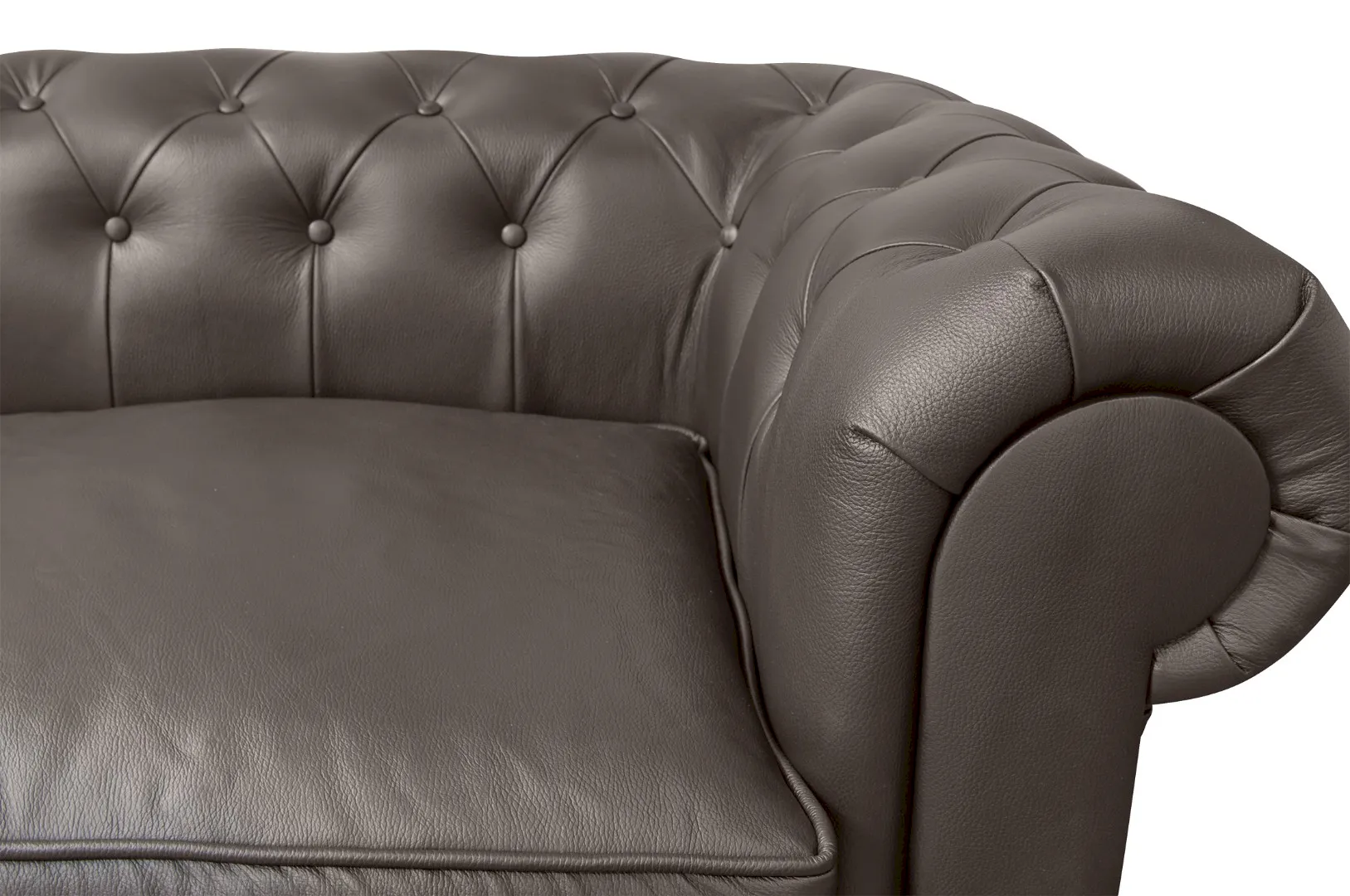 Диван из коричневой кожи Chesterfield Brown Leather 2S в интерьере в Москве Диван из коричневой кожи Chesterfield Brown Leather 2S в интерьере в Краснодаре