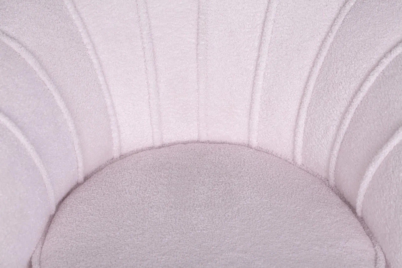 Низкое кресло ракушка Pearl Pink Boucle в интерьере в Москве Низкое кресло ракушка Pearl Pink Boucle в интерьере в Краснодаре