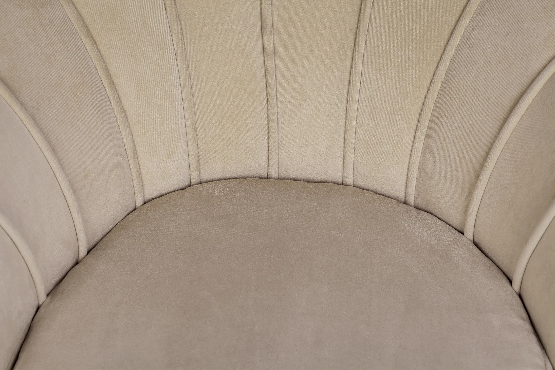 Низкое кресло ракушка Pearl Taupe в интерьере в Москве Низкое кресло ракушка Pearl Taupe в интерьере в Краснодаре