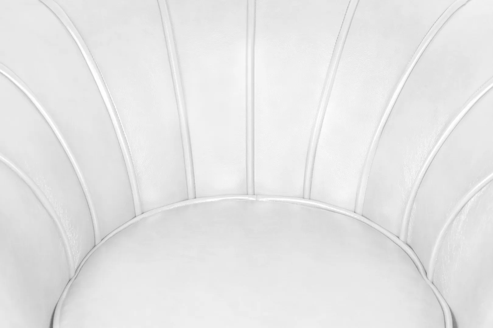 Низкое кресло ракушка Pearl White в интерьере в Москве Низкое кресло ракушка Pearl White в интерьере в Краснодаре
