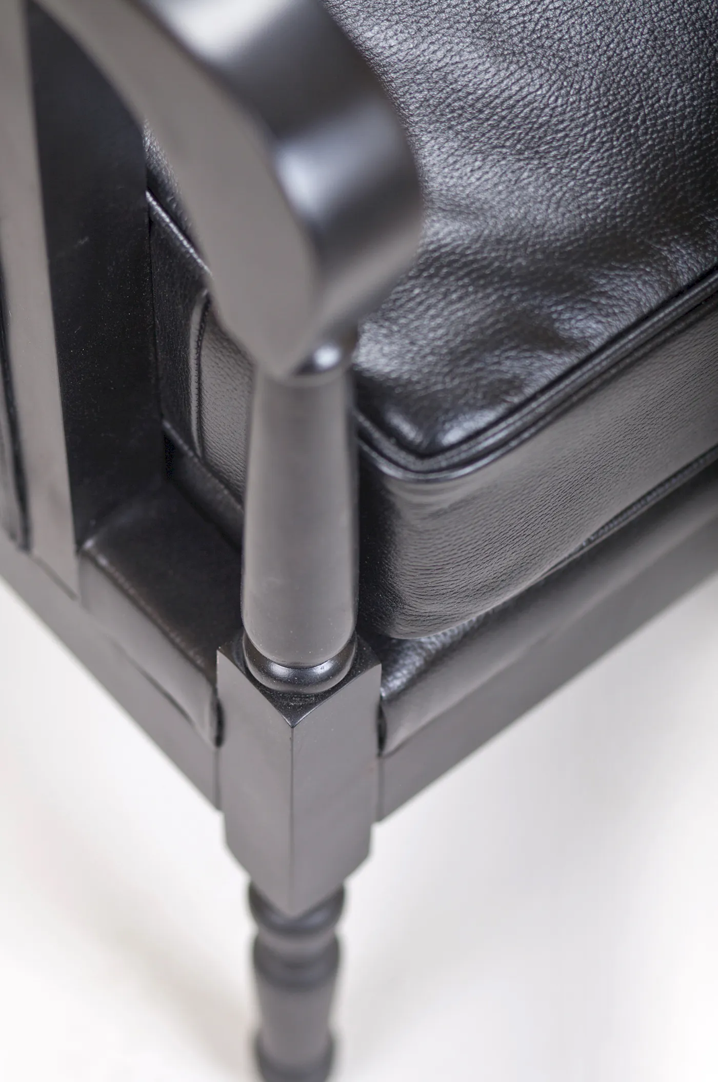 фото Классическое американское кресло Colin Black Leather в Краснодаре