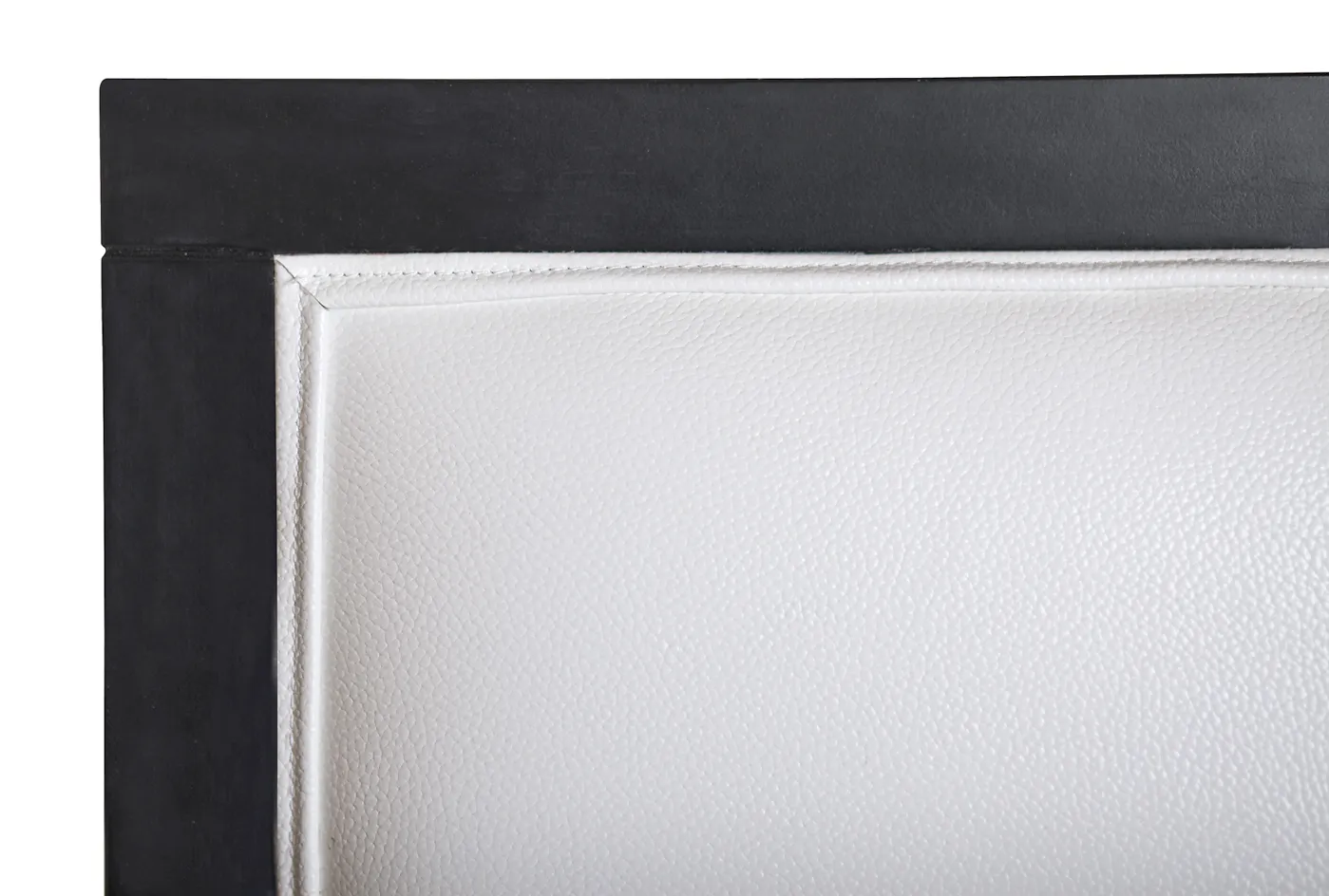 Классическое американское кресло Colin White Leather в интерьере в Москве Классическое американское кресло Colin White Leather в интерьере в Краснодаре