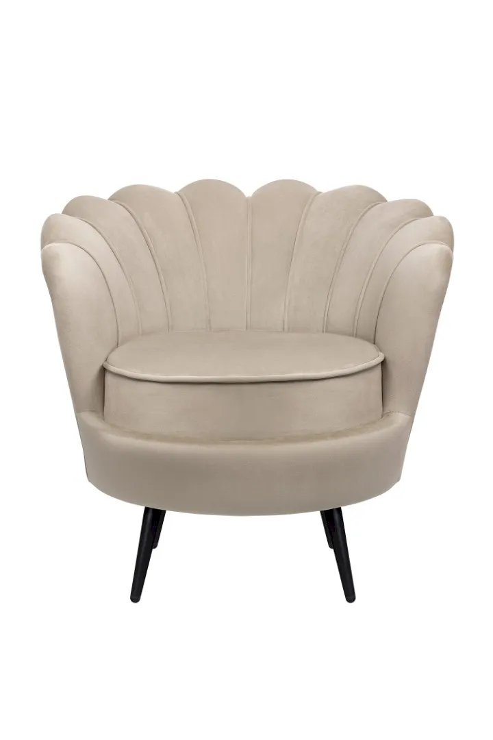 Низкое кресло ракушка Pearl Taupe на черных ножках в интерьере в Краснодаре