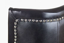 Кожаное кресло каминное Chester Black Leather в интерьере в Краснодаре