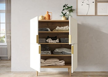 Большой комод с четырьмя дверками 