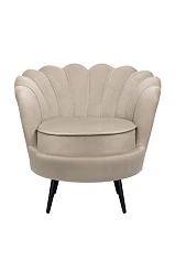 Низкое кресло ракушка Pearl Taupe на черных ножках в интерьере в Краснодаре